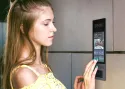 Akuvox - X915S Multi-Tenant-IP-Video-Türsprechanlage mit Gesichtserkennung, QR-Code, BLE, 8"-Touchscreen.